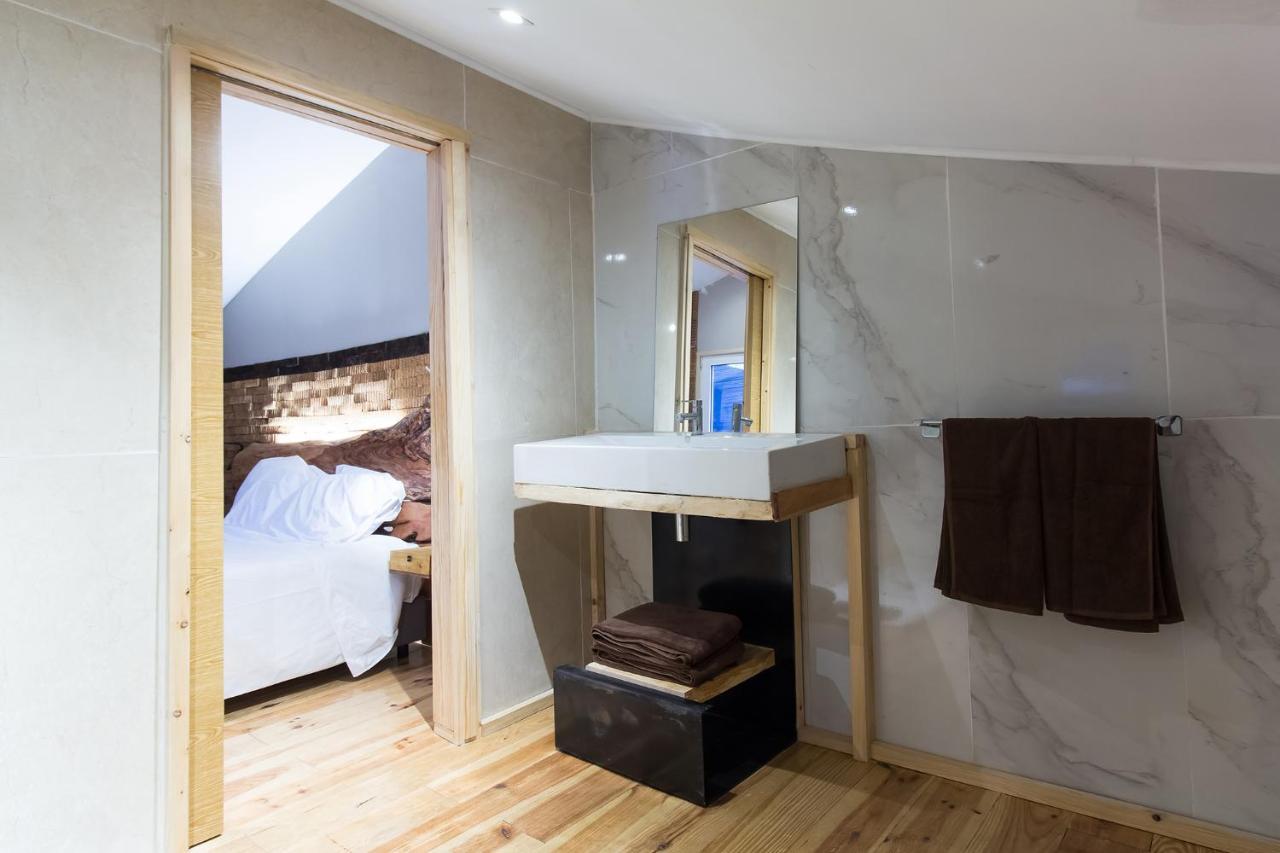 Feel At Home Guest House โอวาร์ ภายนอก รูปภาพ